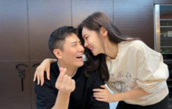 浇花的漂亮女孩